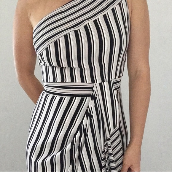 ❌Sold❌🔥 BCBG Maxazria Women’s Black Striped Dress 🔥 - Picture 3 of 9